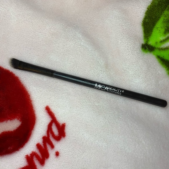 MICA Beauty angled ✅eyeshadow brush - Picture 4 of 9